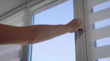 yakın çekim yukarı bir el, kör bir kaldırma el mekanizması ile düşürür mans