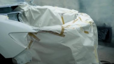 aracın kazası geçirmiş bir oto Servisi tamir altında arabayı bir branda ile kaplı