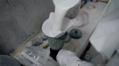 mekanik atış kadar eller kapatın, adam atomizer varil dolum meşgul, o beyaz boya dökülen