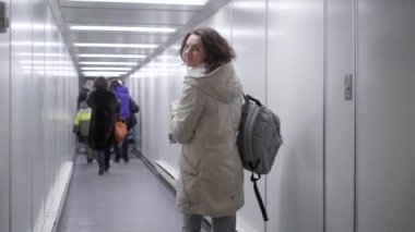 genç bir kadın elini sallayarak pasaport yer alır ve gider üzerinde uçak yatılı