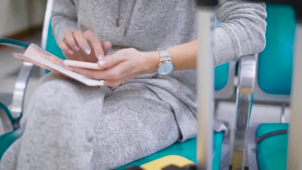 Close-up shot van een dames handen, die ondergaat online registratie via haar passport-gegevens — Stockvideo