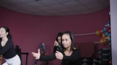 genç kadın nişanlı fitness Merkezi'nde etkin Yoga sporcu iş günü sonra fiziksel stres rahatlatmak ve vücut kas sesi getirmek