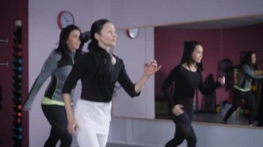 genç kadınlar etkin egzersizler Vücut kas sesi getir ve kilo vermek için oracıkta koşmaya bayanlar fitness Club, yapıyor