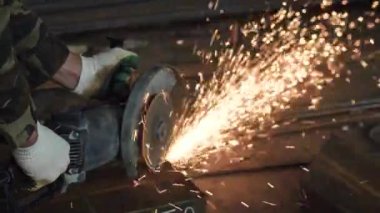 Kırpma tanınmaz halde işçi kesme metal ile açı değirmeni inşaat sitesinde