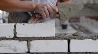 İnşaatta çalışırken tuğla döşeme kırpma tanınmaz halde işçi