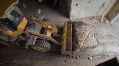 Ağır hizmet buldozer yukarıda büyük taş şantiye hareket.