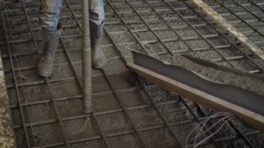 Çimento bağlantı parçaları için şantiye dökme ürün tanınmaz halde işçi