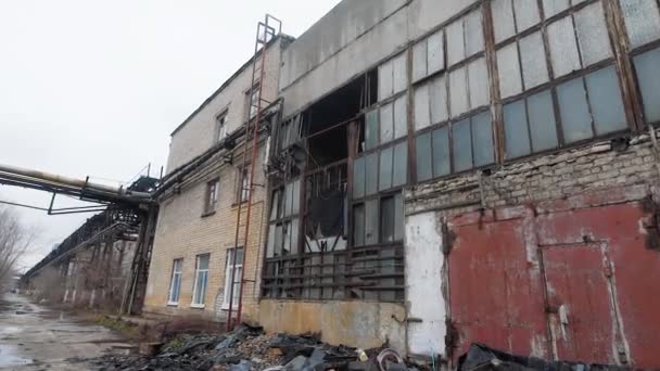 Esterno di vecchio edificio industriale abbandonato con grungy finestre e pareti — Video Stock