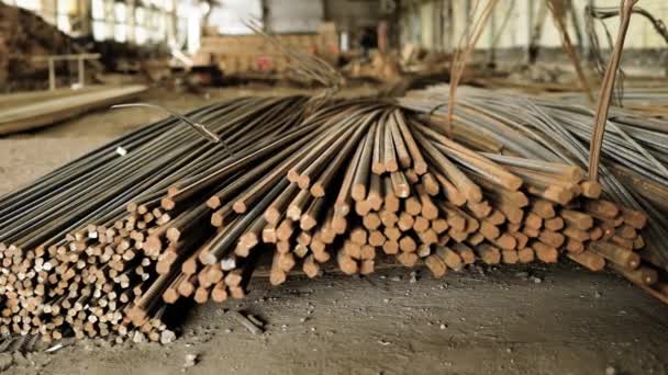 Montón de piezas de armadura metálica oxidada en el suelo del sitio de construcción — Vídeos de Stock