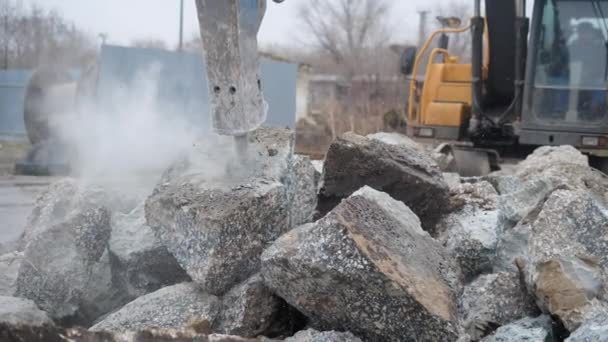 Stora industriella tunga grävmaskin sprickbildning stenar till grus på byggarbetsplats — Stockvideo