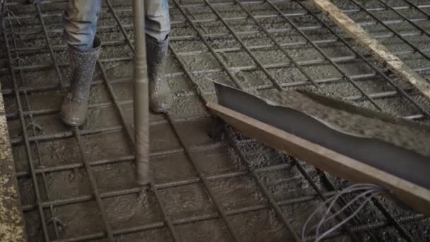Cultivo trabajador irreconocible verter cemento a los accesorios en el sitio de construcción — Vídeos de Stock