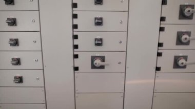 Yakın çekim kapalı yerleştirilen gri renkli elektrik kutuları sistem kapalı