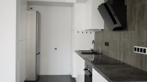 Vista general de la nueva cocina de lujo en estilo escandinavo en apartamento. — Vídeo de stock