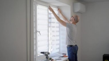 Yetişkin bir adam onun ev tadilatı tam uzunlukta atış.