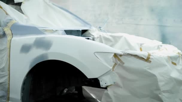 Processo de uma pintura de carro em uma garagem . — Vídeo de Stock