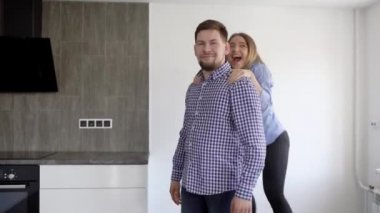 Daire ve erkek kadın sırtlama üzerinde taşıyan izlerken Çift