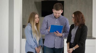 Emlakçı ile giving anahtar erkek ve kadın için eve taşırken kağıtları