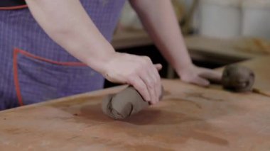 potters atış kadar eller kapatın, kil ve seramik yemekleri kil parçası oluşturmak için atölye master kneads