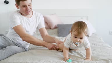 sevgi dolu şefkatli babası onun küçük çocuğuna oynama ve tatil yatak odasında başını okşayarak