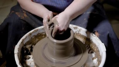 Usta seramik kap içinde dönen bir tekerlek kafa, aşırı kil çömlek Dükkanı şeklinde rafine ellerimden kaldırma üretiyor