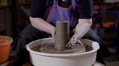 el ulağı eller tarafından yeni kil kase iplik platform üzerinde bir form şekillendirme bir küçük zanaat çanak çömlek Studio özel taş üretiyor