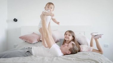 Baba ve kızı gülüyor ve kaynaşıyorlar.