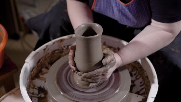 Detailní záběr záběr rukou ženské keramické tvorbě nové váza v dílně. — Stock video