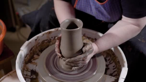 Primer plano de una mano de una alfarería femenina elaborando un jarrón nuevo en el taller . — Vídeos de Stock