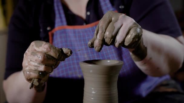 Bliska strzał przędzenia wazon gliny na kole w warsztacie. — Wideo stockowe