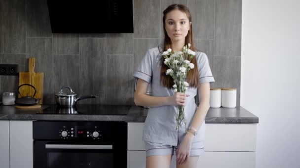 Retrato de una joven dama que disfruta de las flores que se le dan, crisantemos de primavera dan un estado de ánimo a las mujeres — Vídeo de stock