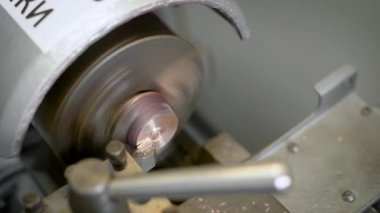Bakır kütük içinde Torna, o döner ve metal talaşı kaldırır.