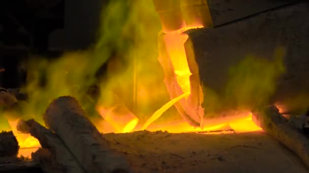 Metallurgische Produktion. das geschmolzene Metall strömt aus dem Ofen, die heiße Flüssigkeit ist sehr gefährlich. — Stockvideo