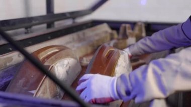 İşçi makineyi çalıştırır ve termal vakum oluşturur. Modeller karın kaslarından plastik parçalar oluşturmak için tasarlanmıştır..