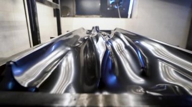 Fabrikadaki vakum termoformasyon makinesi. Termal vakum pervazlama işlemi. Plastikten hacim parçaları alınıyor.