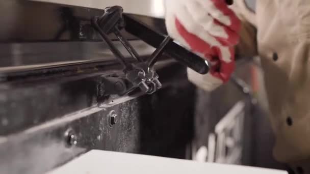 Nel telaio ci sono le mani di un operaio che blocca un centinaio di macchine utensili. Speciali morsetti di alimentazione garantiscono un collegamento affidabile . — Video Stock