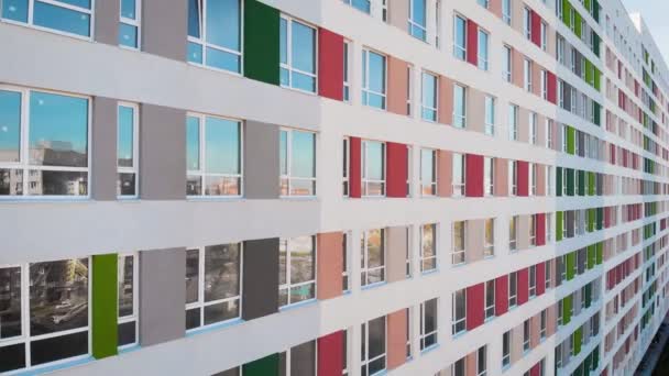 Flygbild. I ramen finns fasaden av en lägenhetsbyggnad. Billigt flervåningshus med typiska lägenheter. — Stockvideo