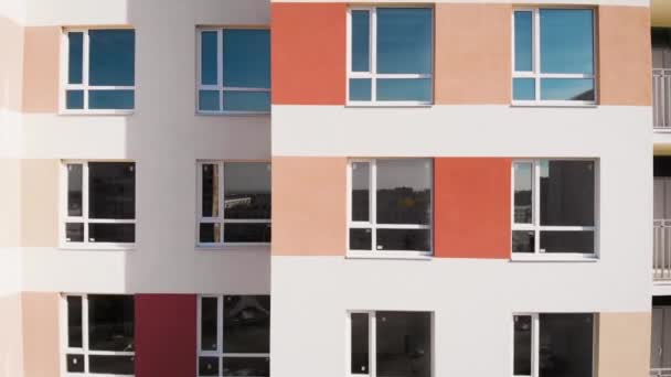 Vista aérea. Desenvolvimento típico de painéis. Apartamentos econômicos em edifícios de vários andares com fachadas multicoloridas . — Vídeo de Stock