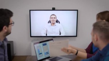 Konferans görüşmesi. Meslektaşların başka bir ofisten müdürleriyle internet üzerinden görüşmeleri vardı. Teknoloji