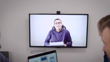 Konferans görüşmesi. Meslektaşların başka bir ofisten müdürleriyle internet üzerinden görüşmeleri vardı. Teknoloji