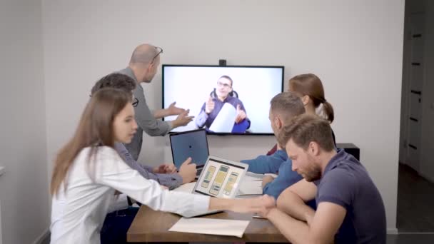 L'équipe de développement a découvert de bonnes nouvelles. Des collègues ont signé un contrat avec une grande entreprise. Des émotions vives du plancton de bureau 