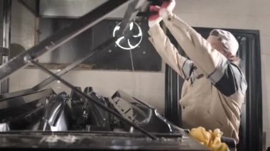 Bir erkek işçi üretim süreciyle meşgul. Bir adam plastik parçaların termo-vakum kalıbına hizmet eder..