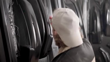 Bir üretim deposunda erkek işçi. Kalıplı plastik parçalar