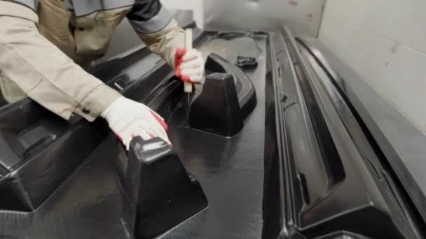 Egy férfi munkás kivágja a műanyag alkatrészeket. Gépjárműalkatrészek vákuumformázott formái. — Stock videók
