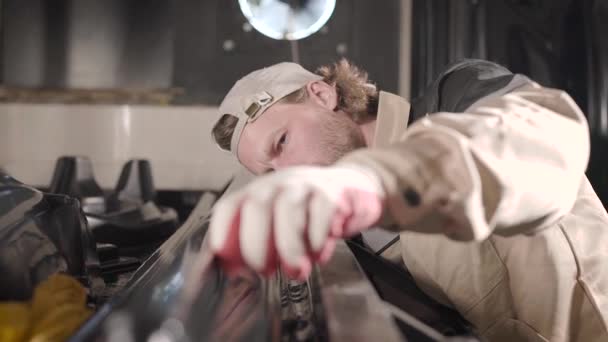 Travailleur masculin dans la production de pièces en plastique. L'ingénieur contrôle le processus de moulage sous vide et les pièces résultantes . — Video