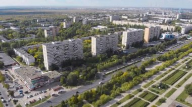 Havadan görünüm. Şehir sosyalizm döneminde tasarlanmış bir bahçedir. Geniş alanlar ve muhteşem caddeler, doi panel kutuları ve yeşillik çok. Samara bölgesinde Tolyatti.