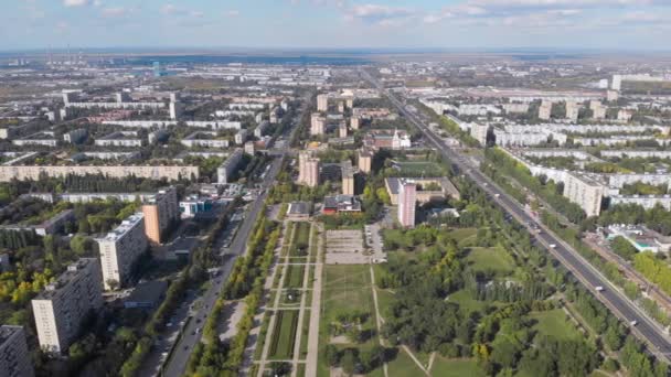 Havadan görünüm. Şehir sosyalizm döneminde tasarlanmış bir bahçedir. Geniş alanlar ve muhteşem caddeler, doi panel kutuları ve yeşillik çok. Samara bölgesinde Tolyatti. — Stok video
