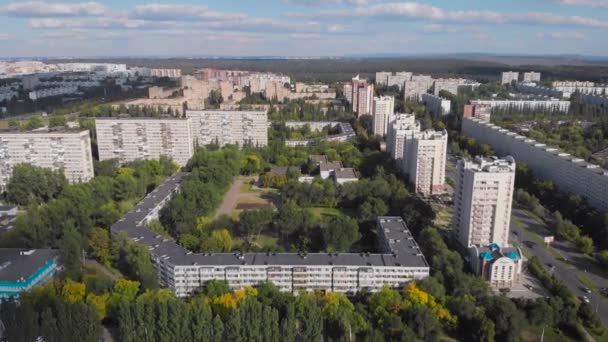 Vista aérea. Una zona para dormir de una ciudad industrial en Rusia. Un gran número de casas de paneles similares. Tolyatti en la región de Samara en el verano . — Vídeos de Stock