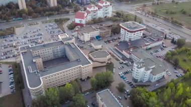 Hava çerçevesi. Bir taşra kasabasının küçük ticari ya da ticari bir bölgesi. Çerçevede birkaç idari bina var.