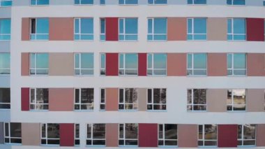 Hava manzaralı. Tipik panel gelişimi. Çok renkli cepheli çok katlı binalardaki bütçe daireleri.