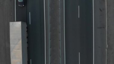 Hava manzaralı. Şehirlerarası otoyol bölümü. Arabalar ve arabalar dört şeritli bir yolda ilerliyor..